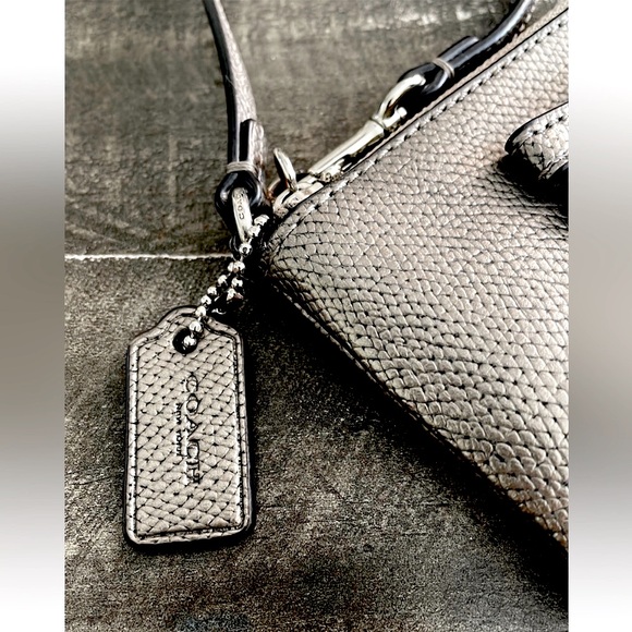 • Coach Bow, Turn-Lock, Corner-Zip Wristlet, Platinum - Picture 3 of 4